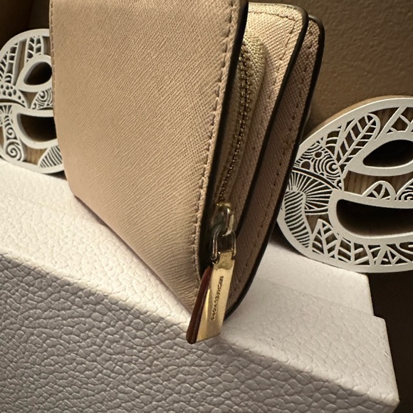 Like New Michael Kors Small Wallet - Picture 4 of 11